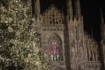 Duomo-di-Milano-vetrate-illuminate-a-Natale-10